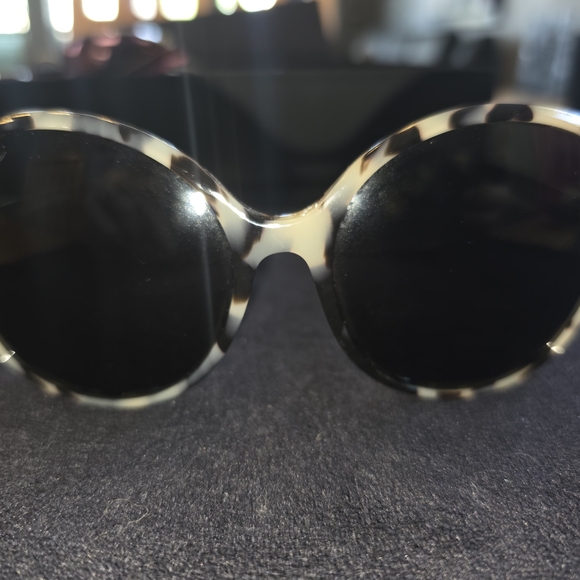 Gucci Black and Cream Patterned Sunglasses - Picture 1 of 6